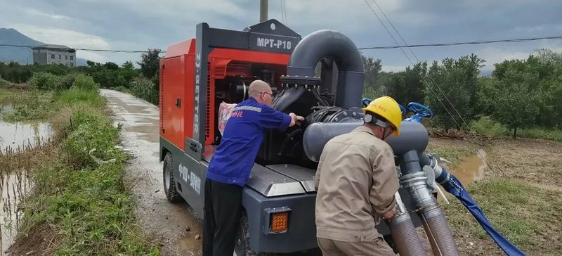 Mobile flood control mobile diesel pump