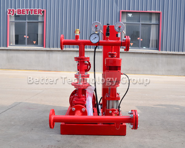 What are the characteristics of the packing seal of the fire pump?